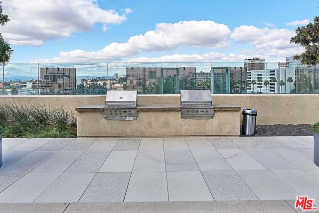 889 Francisco Street, Los Angeles CA: https://media.crmls.org/mediaz/30c2c1e6-dedb-43b5-b5b3-24996ec556d9.jpg