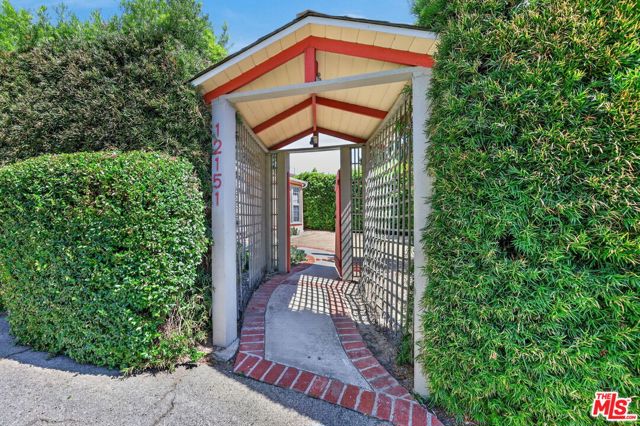 12151 La Maida Street photo 35
