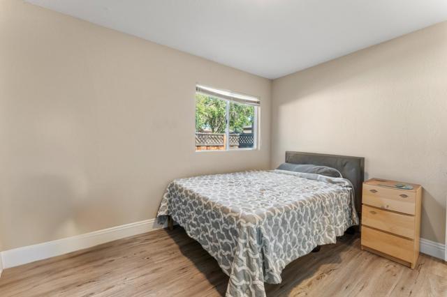 4 Athlone Way, Menlo Park CA: https://media.crmls.org/mediaz/30c34c93-2eaf-45ce-a6c5-bf6cf9800857.jpg