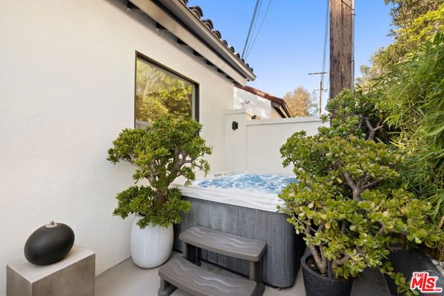 8583 Skyline Drive, Los Angeles CA: https://media.crmls.org/mediaz/30c365de-75d1-4bc6-ba30-3c8551f9f589.jpg