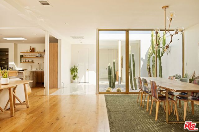 6641 Bedford Avenue, Los Angeles CA: https://media.crmls.org/mediaz/30c41c72-27cf-4551-bae2-3328604c8eae.jpg