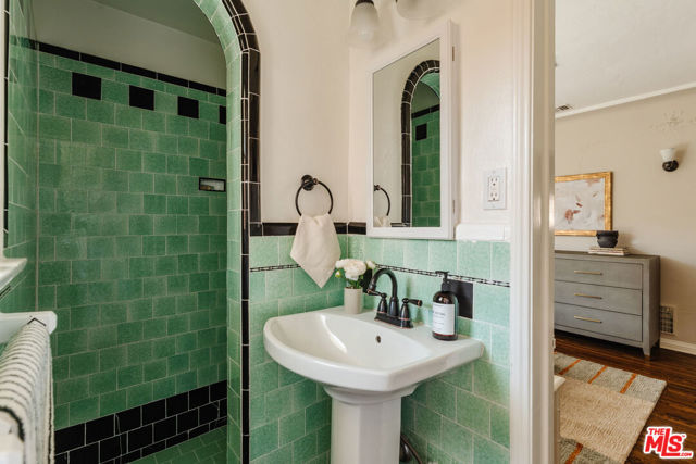 3975 Sutro Avenue, Los Angeles CA: https://media.crmls.org/mediaz/30c4b75e-e21f-483b-badb-9c753355d57c.jpg