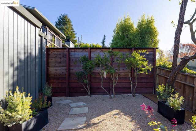 568 Vistamont Ave, Berkeley CA: https://media.crmls.org/mediaz/30c51959-27e7-4a87-abc0-7f358152c2a2.jpg