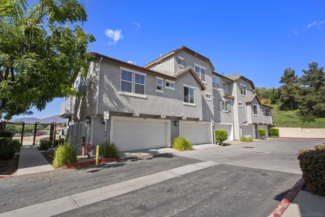 2745 White Pine Ct, Chula Vista CA: https://media.crmls.org/mediaz/30c54f11-48de-4e95-981a-19da286dc16d.jpg