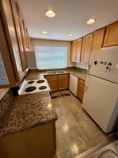 Detail Gallery Image 3 of 19 For 9575 Easter Way #5,  San Diego,  CA 92115 - 2 Beds | 2/1 Baths