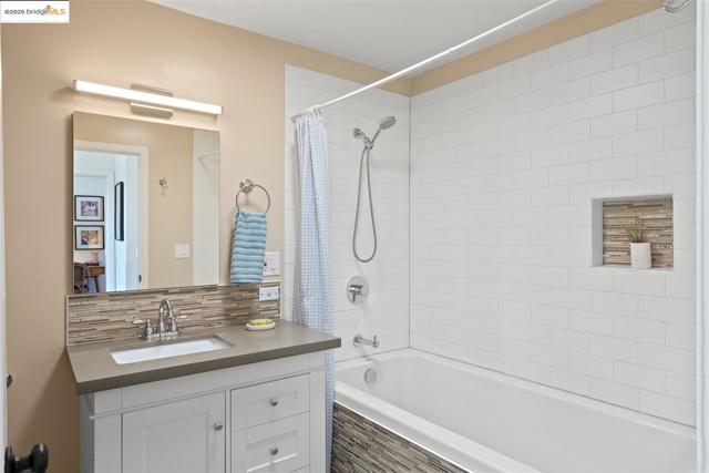 1000 Navellier St, El Cerrito CA: https://media.crmls.org/mediaz/30c5e4d7-8d73-4bd7-93a3-4af2f3293a14.jpg