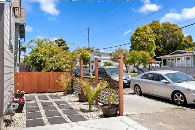 917 Channing Way, Berkeley CA: https://media.crmls.org/mediaz/30c5e8c1-08b0-4882-a8f5-2bf98b2c51a7.jpg