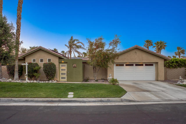 642 E Daisy Street, Palm Springs CA: https://media.crmls.org/mediaz/30c5fed5-6a28-4165-abaf-3d87f46a0818.jpg