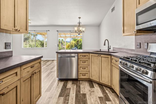 16579 Daza Dr, Ramona CA: https://media.crmls.org/mediaz/30c843da-3edb-4e01-bee1-8069718e829e.jpg