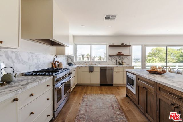 8381 Zitola Terrace, Playa del Rey CA: https://media.crmls.org/mediaz/30c94359-223a-4cde-ad07-95dd86e328ec.jpg