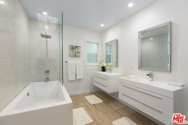 774 N KENTER Avenue, Los Angeles CA: https://media.crmls.org/mediaz/30c9ee0c-a33f-48cf-a2a1-ea88a5acf354.jpg
