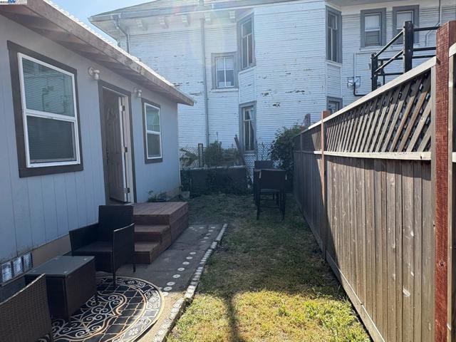1050 37Th St, Oakland CA: https://media.crmls.org/mediaz/30ca5bc3-99c9-40da-bd23-4a1f13043fcc.jpg
