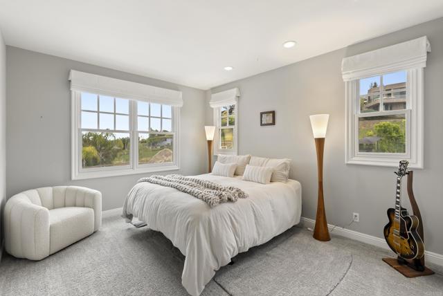 210 Gibson Pt, Solana Beach CA: https://media.crmls.org/mediaz/30ca8112-ef0a-40e0-80b9-d759b6186705.jpg
