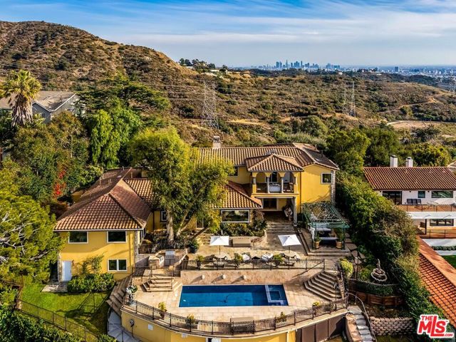 3595 Wonder View Drive, Los Angeles CA: https://media.crmls.org/mediaz/30cabd67-fc29-4aaa-ab63-91b2e0c3f9e9.jpg