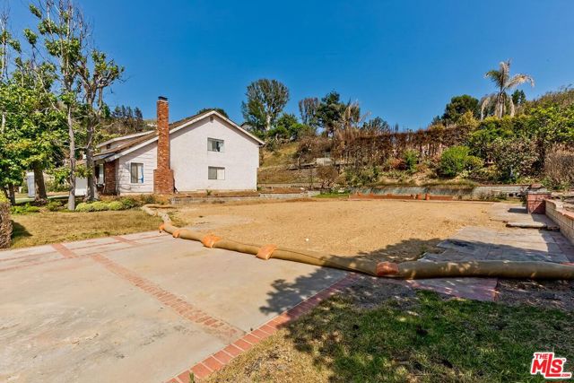 17177 Avenida De La Herradura, Pacific Palisades CA: https://media.crmls.org/mediaz/30cac200-1de0-4b68-9ce7-38e67738f966.jpg