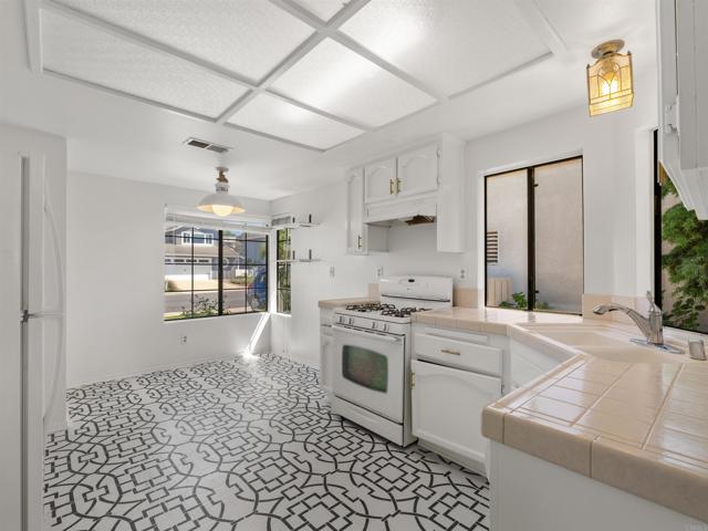 Detail Gallery Image 12 of 38 For 6923 Whitecap, Carlsbad,  CA 92011 - 3 Beds | 2 Baths