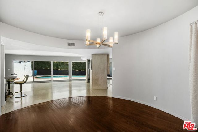 6616 Wooster Avenue, Los Angeles CA: https://media.crmls.org/mediaz/30cd4516-4318-402d-aa4b-5c48bc0821b0.jpg
