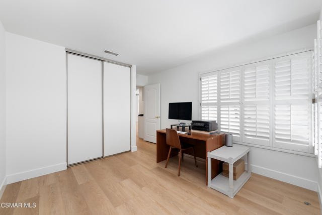 7246 University Drive, Moorpark CA: https://media.crmls.org/mediaz/30ce15f9-8268-4ded-9fb8-2e4ba6d15350.jpg