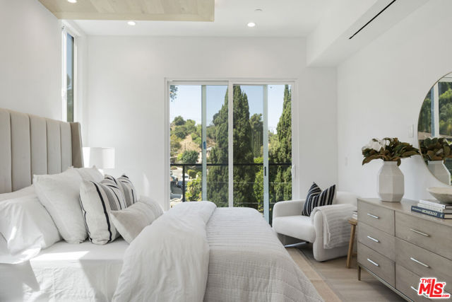 1046 Oban Drive, Los Angeles CA: https://media.crmls.org/mediaz/30ce3a07-3edf-4f05-8d09-998459d062fd.jpg
