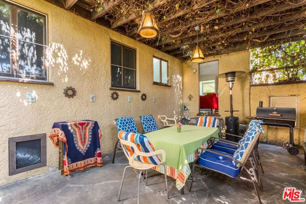 https://media.crmls.org/mediaz/30ce4913-9bcb-4ae4-98c0-22f58cad45de.jpg?preset=X-Large