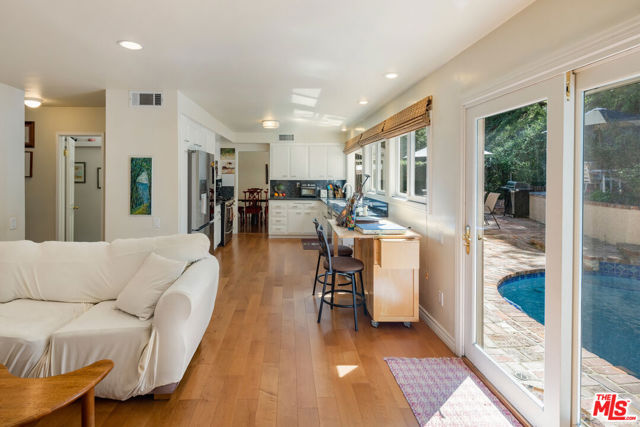 3735 Montuso Place, Encino CA: https://media.crmls.org/mediaz/30ce7ffd-7192-406f-9b84-99a8e960b453.jpg