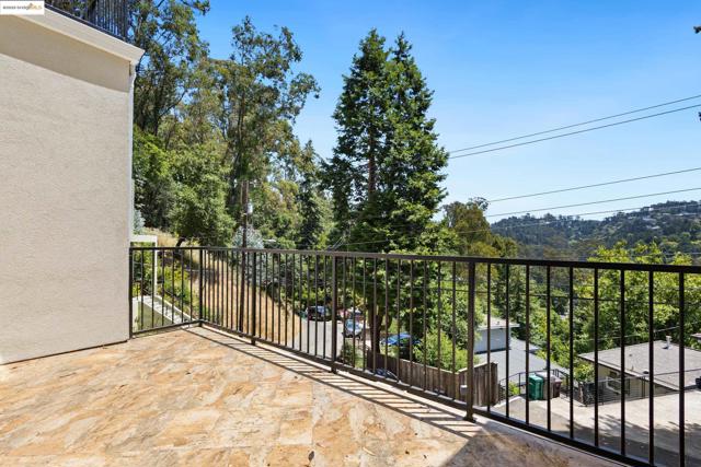 5915 Balboa Dr, Oakland CA: https://media.crmls.org/mediaz/30ce9130-926a-4297-a3ae-be193d7f37fa.jpg