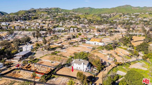 575 N Marquette Street, Pacific Palisades CA: https://media.crmls.org/mediaz/30cf94fd-37cf-46b3-9465-848eb265ccd1.jpg