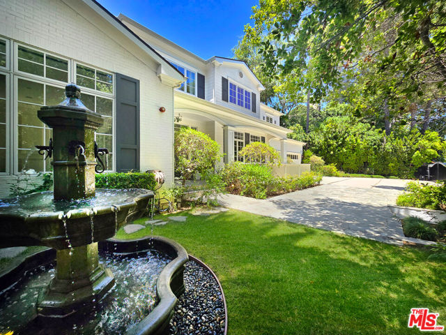 3815 Valley Meadow Road, Encino CA: https://media.crmls.org/mediaz/30d04e3c-79db-497e-bf21-fcd9e1ec9b51.jpg