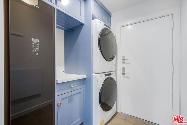 10100 Empyrean Way, Los Angeles CA: https://media.crmls.org/mediaz/30d0c71c-ccda-4a3c-8bfa-ed65163ad813.jpg