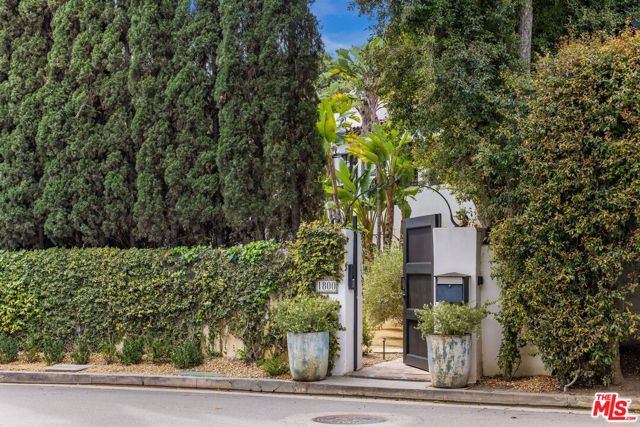 1800 Angelo Drive, Beverly Hills CA: https://media.crmls.org/mediaz/30d1c1d6-7d1e-4b6e-887b-ded64e05d368.jpg