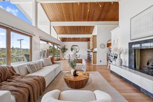 2140 Pullman Ave, Belmont CA: https://media.crmls.org/mediaz/30d1ceac-c483-48f3-9214-196da22ef717.jpg