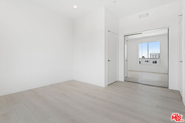 11727 Kiowa Avenue, Los Angeles CA: https://media.crmls.org/mediaz/30d33c25-6a31-4d3d-a3fc-86b7e37c1fea.jpg