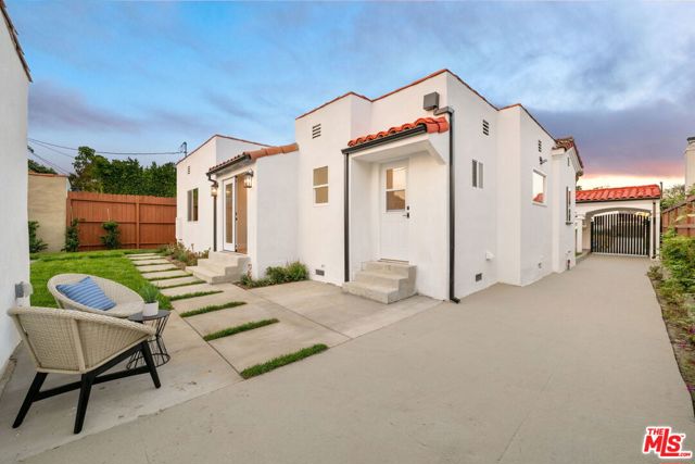 1237 S Curson Avenue, Los Angeles CA: https://media.crmls.org/mediaz/30d4cf41-2914-4b23-a986-a1fab1322ef8.jpg