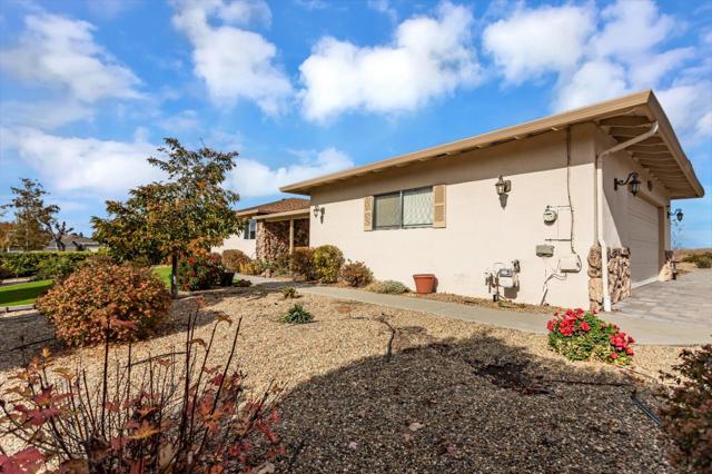 690 Ridgemark Drive, Hollister CA: https://media.crmls.org/mediaz/30d5c584-56e1-4c48-a239-955a275ee325.jpg