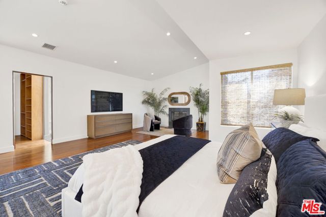 2336 Boone Avenue, Venice CA: https://media.crmls.org/mediaz/30d5d068-8280-4c52-8051-b9683676d7c0.jpg