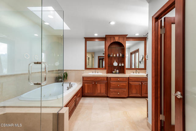 1635 Ryder Cup Drive, Westlake Village CA: https://media.crmls.org/mediaz/30d64bd4-eac5-47f8-af8a-8c01bb12bc0e.jpg