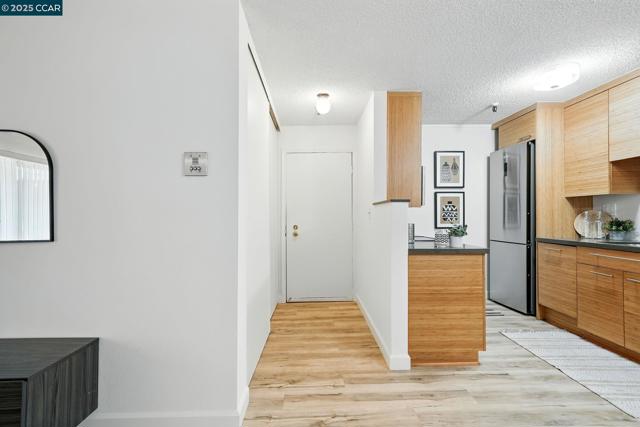 325 Lenox Ave, Oakland CA: https://media.crmls.org/mediaz/30d809f2-3c36-436a-87be-7e470583b47b.jpg