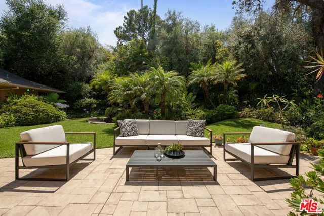 515 Warner Avenue, Los Angeles CA: https://media.crmls.org/mediaz/30d83fab-cb84-42a5-b974-a4439b5b9409.jpg