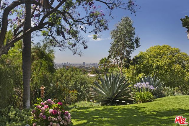 2400 Inverness Avenue, Los Angeles CA: https://media.crmls.org/mediaz/30d84736-9b2e-4a8e-b215-596855ca1821.jpg