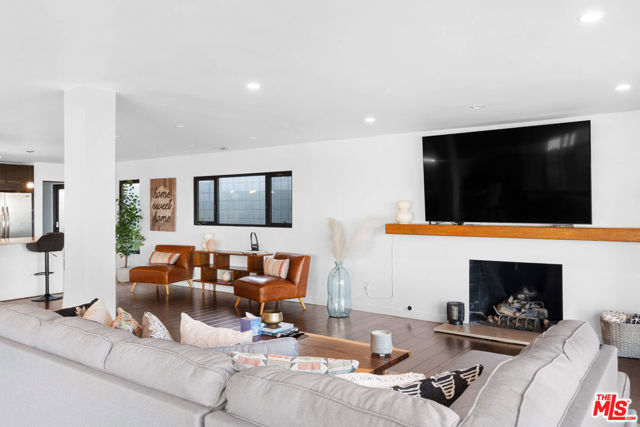 3235 Steven Drive, Encino CA: https://media.crmls.org/mediaz/30d93b48-c202-4143-a320-d5c2e8643113.jpg