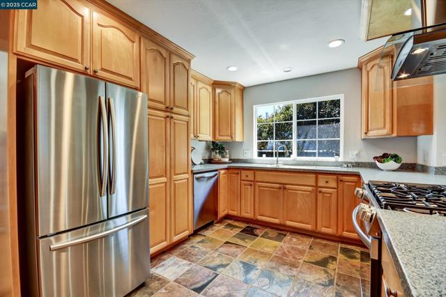 423 Casa Del Mar Dr, Half Moon Bay CA: https://media.crmls.org/mediaz/30d94718-c2fb-42ed-b335-56ea81eb755a.jpg