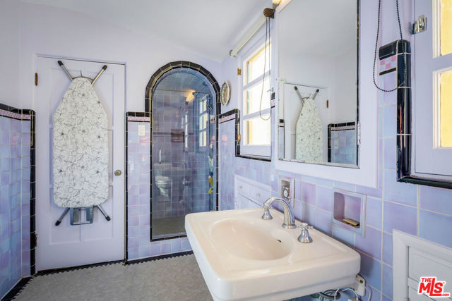 500 N Las Palmas Avenue, Los Angeles CA: https://media.crmls.org/mediaz/30d97c18-fde3-4674-9302-e83efc289c9f.jpg