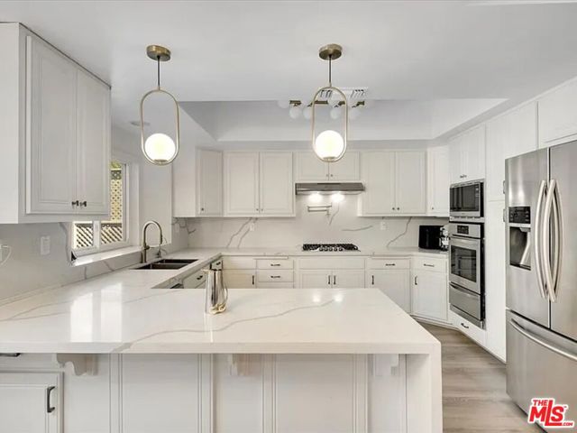 7939 W 80th Street, Playa del Rey CA: https://media.crmls.org/mediaz/30dad7ec-ef24-40cb-ae6b-825ebf062f2f.jpg