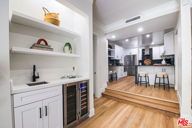 133 S Oakhurst Drive, Beverly Hills CA: https://media.crmls.org/mediaz/30dc4247-a314-484c-912b-48822d23dc48.jpg