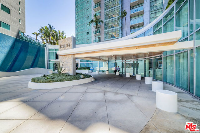 13700 Marina Pointe Drive, Marina del Rey CA: https://media.crmls.org/mediaz/30dc7711-f636-4039-93be-917d8158ea42.jpg