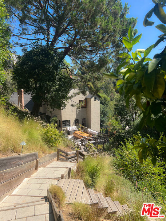 3105 Ledgewood Drive, Los Angeles CA: https://media.crmls.org/mediaz/30dc8130-945b-4f2e-87bb-aef11895eb43.jpg