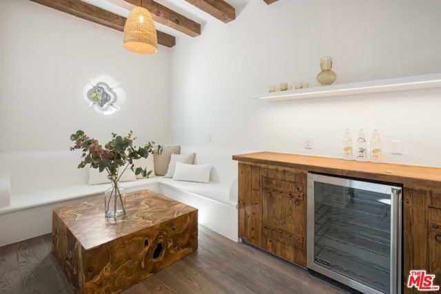 27405 Pacific Coast Highway, Malibu CA: https://media.crmls.org/mediaz/30dd2325-877d-4ba8-bbb5-bdd630cba672.jpg
