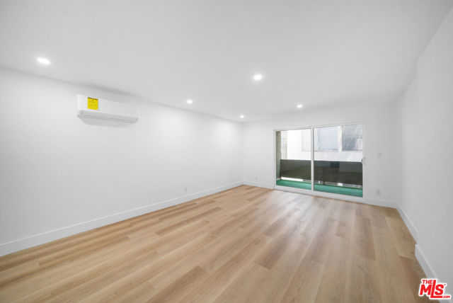 605 San Vicente Boulevard, Santa Monica CA: https://media.crmls.org/mediaz/30dd92e0-7468-4320-85b4-c7eabc470382.jpg
