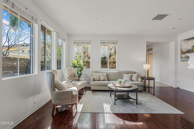 Detail Gallery Image 9 of 50 For 2916 Esperanza Way #F,  Simi Valley,  CA 93063 - 4 Beds | 3 Baths