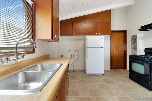 2194 96 Bonita St, Lemon Grove CA: https://media.crmls.org/mediaz/30dfb265-add2-4f5c-9ea4-ed72c0544a0c.jpg